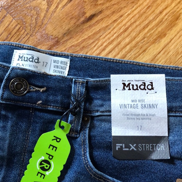 1 LEFT💋 NWT MUDD MID-RISE CROPPED SKINNY JEANS 15 - Picture 6 of 7